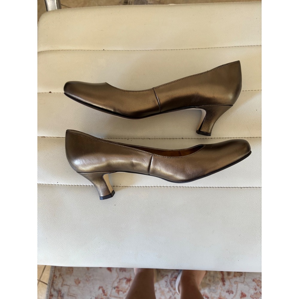 Array Bronze Metallic Leather Kitten Heel Pumps Round Toe Shoes 9M 180379 - Picture 5 of 9